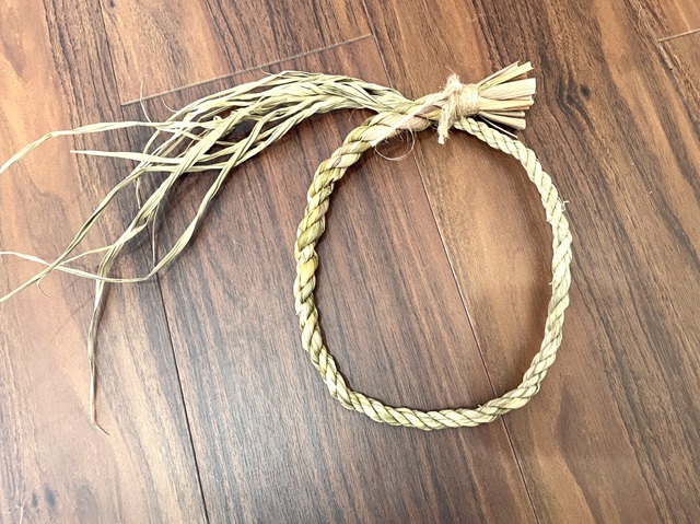 マコモで編んだ輪のしめ縄
